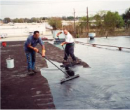 屋上での防水加工（スクイージーを使用）